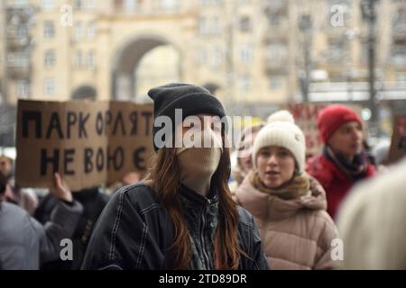 Nicht exklusiv: KIEW, UKRAINE - 14. DEZEMBER 2023 - Demonstranten halten Plakate, um die finanzielle Unterstützung der britischen Streitkräfte zu erhöhen Stockfoto
