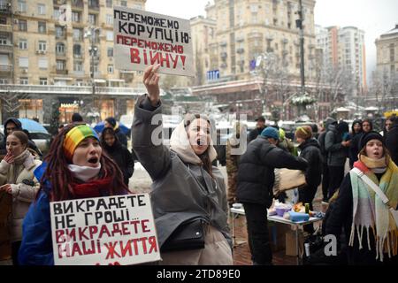 Nicht exklusiv: KIEW, UKRAINE - 14. DEZEMBER 2023 - Demonstranten halten Plakate, um die finanzielle Unterstützung der britischen Streitkräfte zu erhöhen Stockfoto