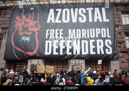 Nicht exklusiv: KIEW, UKRAINE - 14. DEZEMBER 2023 - Demonstranten halten Plakate, um die finanzielle Unterstützung der britischen Streitkräfte zu erhöhen Stockfoto