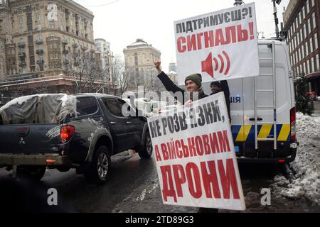 Nicht exklusiv: KIEW, UKRAINE - 14. DEZEMBER 2023 - Demonstranten halten Plakate, um die finanzielle Unterstützung der britischen Streitkräfte zu erhöhen Stockfoto