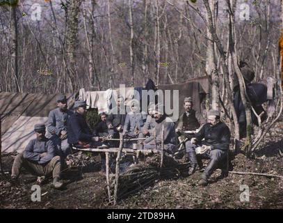 In der Nähe von Verdun, Maas, Frankreich Bois de Thiéville, Schauplatz des Biwaklebens, Kleidung, Alltagsleben, HD, Menschen, erster Weltkrieg, Militäruniform, Zelt, Lebensmittel, Wald, Holz, existiert in High Definition, Porträt der Gruppe, Lager, Wohngegenstand, Wohnleben, Geschirr, Stirn, Haarig, Mann, Frankreich, in der Nähe von Verdun, Bois de Thieville, Bivouac Scene, Verdun, 07.02/1916 - 08.02.1916, Passet, Stéphane, Fotograf, 1916 - Regions at war Meuse, Haute-Marne, Oise, Somme - Stéphane Passet - (Februar-30 Juli), Autochrome, Foto, Glas, Autochrome, Foto, positiv Stockfoto