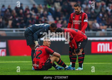 Mailand, Italien. Dezember 2023. Tommaso Pobega vom AC Milan wurde am 17. Dezember 2023/24 während des Fußballspiels der Serie A zwischen AC Milan und AC Monza im San Siro Stadion in Mailand, Italien verletzt 2023. Credit: Independent Photo Agency/Alamy Live News Stockfoto