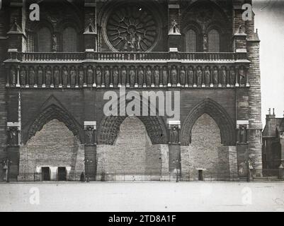 Paris (IV. Arr.), Frankreich Portale von Notre-Dame de Paris geschützt gegen Bombenangriffe, Religion, HD, Kunst, Ersten Weltkrieg, Wohnraum, Architektur, Kirche, Statue, Christentum, existiert in High Definition, Skulptur, hinten, Beschuss, Tür, Skulpturendekoration, Anti-Bombenschutz, religiöse Architektur, Frankreich, Paris, Portale von Notre Dame, Notre-Dame, 02/05/1918 - 02/05/1918, Léon, Auguste, Fotograf, Autochrome, Foto, Glas, Autochrome, Foto, positiv, Horizontal, Format 9 x 12 cm Stockfoto