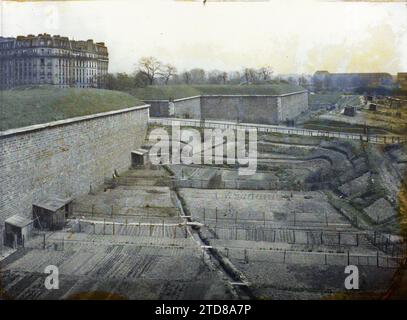 Paris (16. Arrondissement), Frankreich die Schrebergärten am Fuße der Befestigungsanlagen, am Point-du-Jour-Tor, HD, Habitat, Architektur, Natur, Umgebung, Hütte, existiert in High Definition, befestigte Architektur, Befestigungsanlagen, Park, Garten, Arbeitsgarten, Vegetation, Botanik, Gemüsegarten, Frankreich, Paris, Porte du Point du Jour, Arbeitsgärten, Arrondissement XVI, Befestigungsanlagen, Petite ceinture, la Zone, 05.05/1919 - 05.05.1919, Léon, Auguste, Fotograf, Autochrome, Foto, Glas, Autochrome, Foto, positiv, Horizontal, Größe 9 x 12 cm Stockfoto