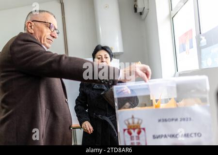 Ternoc, Serbien. 17. Dezember 2023. Shaip Kamberi wird in einem Wahllokal in Ternovac, Serbien, abgebildet, wo die Bürger ihre Stimme bei den Parlaments- und Kommunalwahlen vom Sonntag, dem 17. Dezember 2023, abgeben. Diese bedeutende serbische Wahl ist eine Herausforderung für die serbische Progressive Party (SNS) von Präsident Aleksandar Vucic durch eine Gruppe pro-westlicher Oppositionsparteien. Zu dieser Koalition gehört vor allem Vojislav Seselj, eine Person, die zuvor von den Haag verurteilt wurde. Ndscape seit 201 Credit: VX Pictures/Alamy Live News Stockfoto