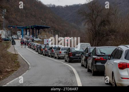 Dheu i Bardhe, Kosovo. 17. Dezember 2023. Die im Kosovo lebenden Albaner aus Serbien bildeten zusammen mit den im Kosovo lebenden Serben am Sonntag, den 17. Dezember 2023, am Grenzübergang vom Kosovo Dheu i Bardhe zum serbischen Konculj Linien. Sie versammelten sich, um ihre Stimmen bei den serbischen Nationalwahlen abzugeben. (VX Photo/Vudi Xhymshiti Credit: VX Pictures/Alamy Live News Stockfoto