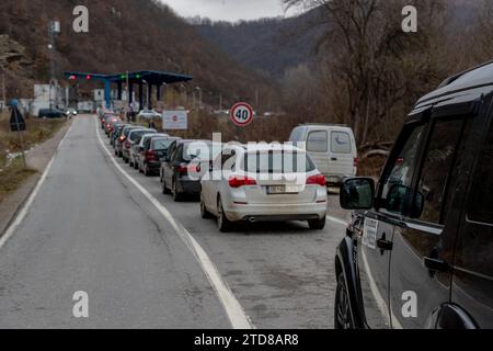 Dheu i Bardhe, Kosovo. 17. Dezember 2023. Die im Kosovo lebenden Albaner aus Serbien bildeten zusammen mit den im Kosovo lebenden Serben am Sonntag, den 17. Dezember 2023, am Grenzübergang vom Kosovo Dheu i Bardhe zum serbischen Konculj Linien. Sie versammelten sich, um ihre Stimmen bei den serbischen Nationalwahlen abzugeben. (VX Photo/Vudi Xhymshiti Credit: VX Pictures/Alamy Live News Stockfoto