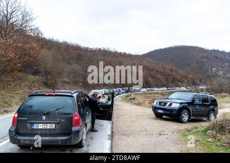 Dheu i Bardhe, Kosovo. 17. Dezember 2023. Die im Kosovo lebenden Albaner aus Serbien bildeten zusammen mit den im Kosovo lebenden Serben am Sonntag, den 17. Dezember 2023, am Grenzübergang vom Kosovo Dheu i Bardhe zum serbischen Konculj Linien. Sie versammelten sich, um ihre Stimmen bei den serbischen Nationalwahlen abzugeben. (VX Photo/Vudi Xhymshiti Credit: VX Pictures/Alamy Live News Stockfoto