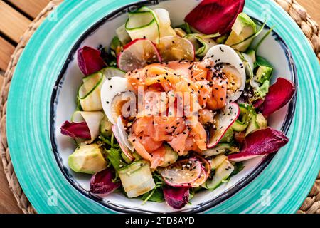 Eine Nahaufnahme aus der Vogelperspektive mit Makrobild eines Lachs- und Gemüsesalats Stockfoto