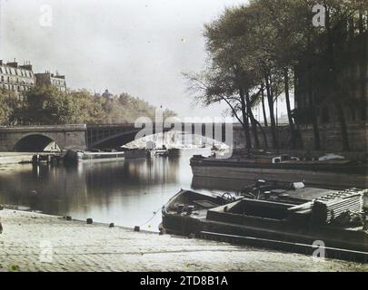 Paris (ive arr.), Frankreich die Sully-Brücke und die Spitze des Île Saint-Louis vom Quai des Célestins, Wohnungs-, Architektur-, HD-, Transport-, Bauingenieurwesen, existiert in High Definition, öffentliche Bauarchitektur, Quay-, Boot-, Fluss- und Seeverkehr, Brücke, Frankreich, Paris, seine Ufer, Arrondissement IV, 16.10/1921 - 16.10.1921, Léon, Auguste, Fotograf, Autochrome, Foto, Glas, Autochrome, Foto, positiv, Horizontal, Format 9 x 12 cm Stockfoto