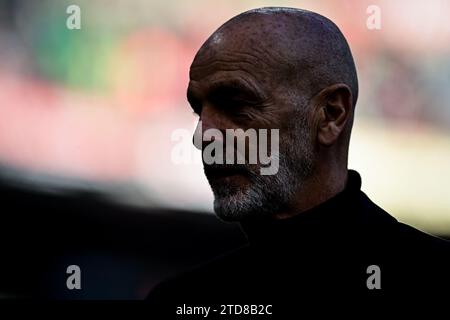 Mailand, Italien am 17. Dezember 2023. Stefano Pioli vom AC Milan sieht beim italienischen Fußballspiel der Serie A AC Milan gegen Monza im San Siro Stadion in Mailand am 17. Dezember 2023 an Stockfoto