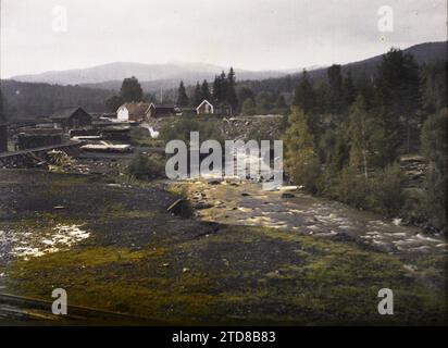 Von Kongsberg bis Notodden, Norwegen Landschaft mit Sägewerk in der Nähe eines Wasserlaufs, Natur, Umwelt, Habitat, Architektur, Landschaft, Fluss, ländliche Architektur, Hydrographie, Straße von Kongsberg nach Notodden, Kongsberg, Notodden, 02/09/1910 - 02/09/1910, Léon, Auguste, Fotograf, 1910 - Albert Kahn und Auguste Léon Reise nach Skandinavien (9. August-14. September), Autochrome, Foto, Glas, Autochrome, Foto, positiv, Horizontal, Format 9 x 12 cm Stockfoto