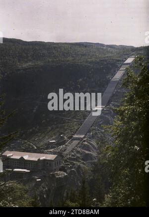 In der Nähe von Rjukan, Norwegen das Kraftwerk Vemork, Gehäuse, Architektur, HD, Fabrik, Werkstatt, Wald, Holz, Tiefbau, existiert in High Definition, hydraulische Installation, von Rjukan bis Saaheim Werk, Rjukan, 05.09/1910 - 05.09.1910, Léon, Auguste, Fotograf, 1910 - Albert Kahn und Auguste Léon Reise nach Skandinavien (9. August-14. September), Autochrome, Foto, Glas, Autochrome, Foto, positiv, Vertikal, Format 9 x 12 cm Stockfoto