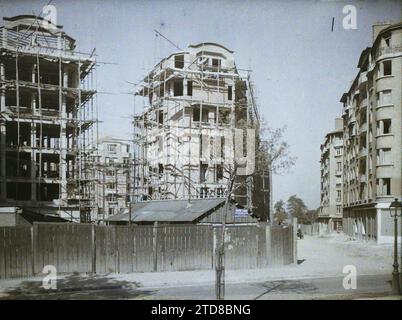 Paris (18. Arrondissement), Frankreich Neubau am Boulevard Ney, an der Ecke Rue Jean-Varenne, Wohngebäude, Architektur, HD, Gerüstbau, Tragwerk, Arbeiten, existiert in High Definition, Gehäuse, Befestigungen, Barriere, Palisade, Frankreich, Paris, Neubauten in der Nähe des Krankenhauses Bichat, Boulevard Ney, Befestigungsanlagen, Petite ceinture, La Zone, 25.09/1929 - 25.09.1929, Léon, Auguste, Fotograf, Autochrome, Foto, Glas, Autochrome, Foto, positiv, horizontal, Größe 9 x 12 cm Stockfoto