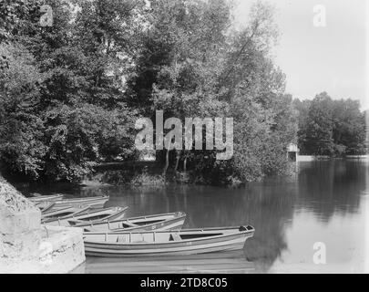 Olivet, Frankreich Boote am Ufer des Loiret, Transport, Fluss-, Boot-, Fluss- und Seetransport, Olivet, 01/06/1909 - 30/06/1909, Léon, Auguste, Fotograf, 1909 - Centre de la France - Auguste Léon - (Juni), Gélatino-argentique, Glas, Négatif, negativ, Foto sur verre noir et blanc, Schwarzweiß-Foto auf Glas, Négatif, negativ, Foto, horizontal, Größe 12 x 9 cm Stockfoto