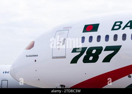 Biman Bangladesh Airlines Boeing 787-8 Dreamliner auf der Farnborough International Airshow FIA, Luftfahrt, Luft- und Raumfahrt Messe. Cockpit, Nase Stockfoto