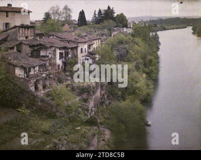 Umgebung von Albi, Frankreich Häuser auf einer Halbinsel entlang des Tarn, les Cabannes (?), Wohnungen, Architektur, Natur, Umwelt, Bauingenieurwesen, Schiffswracks, Fluss, Terrasse, Wohnraum, Hydrographie, Panorama der Stadt, Gemüsegarten, Frankreich, Umgebung von Albi, kleine Häusergruppe am rechten Ufer des Tarn in Albi, von Cap Del Poun, Albi, 04/05/1916 - 04/05/1916, Léon, Auguste, Fotograf, 1916 - Provinzen Frankreich - Jean Brunhes, Auguste Léon et Georges Chevalier - (April-Juli), Autochrome, Foto, Glas, Autochrome, Foto, positiv, Horizontal, Format 9 x 12 cm Stockfoto