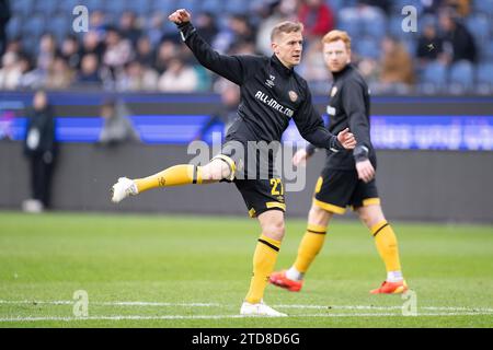 17.12.2023, Schauinsland-Reisen-Arena, Duisburg, DE, 3. Liga, MSV Duisburg vs SG Dynamo Dresden, 19. Spieltag, Saison 2023/24, im Bild: Niklas Hauptmann (Dynamo Dresden #27) Aufwärmen vor dem Spiel / Training; Einzelaktion, Ganzkörper / Ganzkoerper; Freisteller, Einzelbild, Aktion, Aktion, Spielszene; Ball am Fuss; Foto © nordphoto GmbH / Denkinger DFL-VORSCHRIFTEN VERBIETEN JEDE VERWENDUNG VON FOTOGRAFIEN ALS BILDSEQUENZEN UND/ODER QUASI-VIDEO Stockfoto