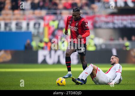 Mailand, Italien. 17. Dezember 2023. Rafael Leao vom AC Milan wird während des Fußballspiels der Serie A zwischen AC Milan und AC Monza von Danilo D’Ambrosio vom AC Monza bekämpft. Quelle: Nicolò Campo/Alamy Live News Stockfoto