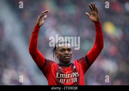 Mailand, Italien. 17. Dezember 2023. Rafael Leao vom AC Mailand gibt während des Fußballspiels der Serie A zwischen AC Mailand und AC Monza Gesten aus. Quelle: Nicolò Campo/Alamy Live News Stockfoto