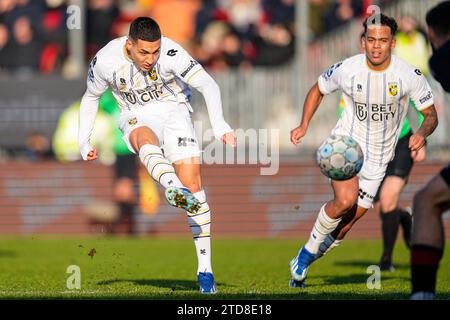 ALMERE, NIEDERLANDE – 17. DEZEMBER: Amine Boutrah von Vitesse trifft während des niederländischen Eredivisie-Spiels zwischen Almere City FC und Vitesse am 17. Dezember 2023 im Yanmar Stadion in Almere, Niederlande. (Foto: Patrick Goosen/Orange Pictures) Stockfoto