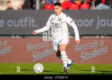 ALMERE, NIEDERLANDE - 17. DEZEMBER: Amine Boutrah of Vitesse dribbelt während des niederländischen Eredivisie-Spiels zwischen Almere City FC und Vitesse im Yanmar Stadion am 17. Dezember 2023 in Almere, Niederlande. (Foto: Patrick Goosen/Orange Pictures) Stockfoto