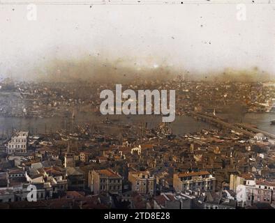 Konstantinopel (heute Istanbul), Türkei das Goldene Horn vom Galatenturm in Richtung Handelshafen, Habitat, Architektur, Verkehr, Fluss, Bauingenieurwesen, Glockenturm, Boot, Hafen, Panorama der Stadt, Flusstransport, See, Brücke, Türkei, Konstantinopel, Allgemeine Ansicht des Goldenen Horns, Istanbul, 01/09/1912 - 30/09/1912, Passet, Stéphane, Fotograf, 1912 - Turquie - Stéphane Passet - (September), Autochrome, Foto, Glas, Autochrome, Foto, positiv, Horizontal, Format 9 x 12 cm Stockfoto