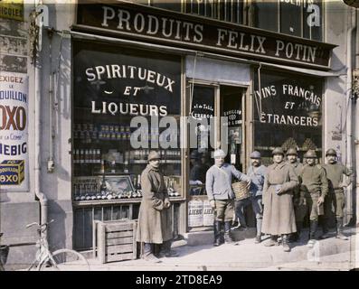 Reims, Marne, Champagne, Frankreich russische Soldaten vor dem Lebensmittelgeschäft Félix Potin, Place des Marchés (aktueller Place du Forum), Wirtschaftstätigkeit, Transport, Alltagsleben, HD, Registrierung, Informationen, erster Weltkrieg, Gesellschaft, Shop, Geschäft, Werbung, Radfahrer Transport, Lebensmittel, existiert in High Definition, kommerzielle Inschrift, hinten, haarig, Armee, Frankreich, Reims, Place des Marchés, Lebensmittelgeschäft mit Russen, Reims, 17.03/1917 - 17.03.1917, Castelnau, Paul, 1917: Marne - Fernand Cuville (fotografischer Teil der Armee), Autochrome, Foto, Glas, Autochrome Foto, positiv, Horizontal Stockfoto