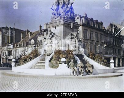 Reims, Marne, Champagne, Frankreich russische Soldaten vor dem Brunnen Subé, Place Drouet d'Erlon, wirtschaftliche Tätigkeit, erster Weltkrieg, Gesellschaft, Statue, Laden, Laden, Werbung, zurück, Brunnen, Square, Haarig, Armee, Frankreich, Reims, Place Drouet-d'Erlon, Russen, Reims, 17.03/1917 - 17.03.1917, Castelnau, Paul, 1917 - Marne - Fernand Cuville (fotografischer Teil der Armee), Autochrome, Foto, Glas, Autochrome, Foto, positiv, Horizontal, Format 9 x 12 cm Stockfoto