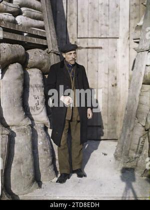 Reims, Marne, Champagne, Frankreich Porträt von Monsieur Huart, Hüter der Kathedrale, HD, Menschen, erster Weltkrieg, existiert in High Definition, Porträt, Schatten des Fotografen, Bombardierung, Anti-Bombardment Protection, Mann, Frankreich, Reims, Herr Huart, Hüter der Kathedrale, Reims, 23.03/1917 - 23.03.1917, Castelnau, Paul, 1917: Marne - Fernand Cuville (fotografischer Teil der Armee), Autochrome, Foto, Glas, Autochrome Foto, positiv, Vertikal, Format 9 x 12 cm Stockfoto