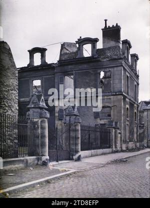 Reims, Marne, Champagne, Frankreich der Eingang zum ehemaligen Erzbistum, heute Palais du Tau, erster Weltkrieg, Habitat, Architektur, Hinterfront, Ruinen, Bombardierung, Grill, Palast, Schloss, religiöse Architektur, Frankreich, Reims, ehemaliges Erzbistum C-jour, Reims, 28.03/1917 - 28.03.1917, Castelnau, Paul, 1917 - Marne - Fernand Cuville (fotografischer Teil der Armee), Autochrome, Foto, Glas, Autochrome, Foto, positiv, Vertikal, Format 9 x 12 cm Stockfoto