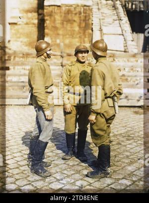 Reims, Marne, Champagne, Frankreich russische Soldaten auf dem Domplatz, Menschen, erster Weltkrieg, Internationale Beziehungen, Gruppenporträt, Bombenangriffe, Haarige, Anti-Bombenschutz, Alliierte, Mann, Frankreich, Reims, Russen, Reims, Russie [in Verbindung mit], 05/04/1917 - 05/04/1917, Castelnau, Paul, 1917 - Marne - Fernand Cuville (fotografischer Teil der Armee), Autochrome, Foto, Glas, Autochrome, Foto, positiv, Vertikal, Format 9 x 12 cm Stockfoto