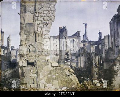 Reims, Marne, Champagne, Ruinen Frankreichs, Erster Weltkrieg, Gehäuse, Architektur, Rückseite, Gehäuse, Ruinen, Bombardement, Straße, Bezirk, Frankreich, Reims, Klosterrue des 3 Raisinets [sic], Reims, 26.01/1917 - 26.01.1917, Castelnau, Paul, 1917: Marne - Fernand Cuville (fotografischer Teil der Armee), Autochrome, Foto, Glas, Autochrome Foto, positiv, Horizontal, Format 9 x 12 cm Stockfoto