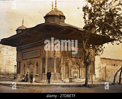 Konstantinopel (heute Istanbul), Türkei Sultan Ahmet Ceshesi ('Brunnen von Sultan Ahmet III'), Kleidung, Kunst, Religion, Wohnraum, Architektur, Menschen, Straßenlaterne, Elektroinstallation, Kostüm, Kalligraphie, Islam, Brunnen, Markise, Palast, Schloss, Rampart, religiöse Architektur, Mann, Türkei, Stamboul, Brunnen in Ahmed, Istanbul, 01/09/1912 - 30/09/1912, Passet, Stéphane, Fotograf, 1912 - Turquie - Stéphane Passet - (September), Autochrome, Foto, Glas, Autochrome, Foto, positiv, Horizontal, Format 9 x 12 cm Stockfoto