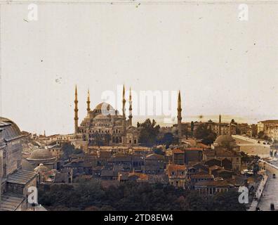 Konstantinopel (heute Istanbul), Türkei Panorama in Richtung Sultan Ahmet Camii („Sultan Ahmet Moschee“), bekannt als „Blaue Moschee“, Religion, Wohnraum, Architektur, Islam, Minarett, Straße, Bezirk, Brunnen, Kuppel, Kuppel, Moschee, Architekturnonne, Türkei, Stamboul, Ahmed-Djami-Moschee, Istanbul, 01/09/1912 - 30/09/1912, Passet, Stéphane, Fotograf, 1912 - Turquie - Stéphane Passet - (September), Autochrome, Foto, Glas, Autochrome, Foto, positiv, Horizontal, Format 9 x 12 cm Stockfoto