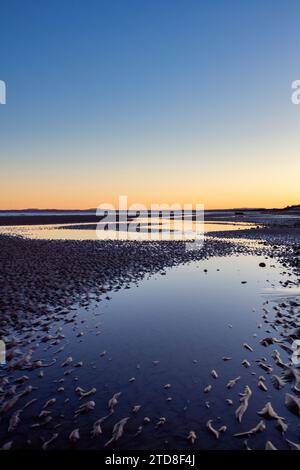 Winteraufgang über Findhorn Beach bei Ebbe. Findhorn, Morayshire, Schottland. Stockfoto