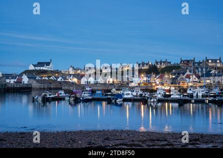 Findochty in der Abenddämmerung im November. Moray, Schottland Stockfoto