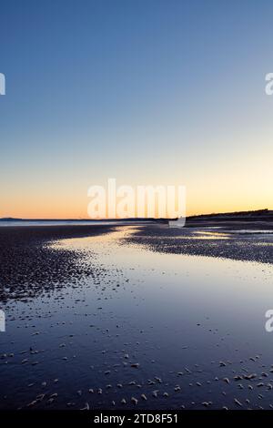 Winteraufgang über Findhorn Beach bei Ebbe. Findhorn, Morayshire, Schottland. Stockfoto