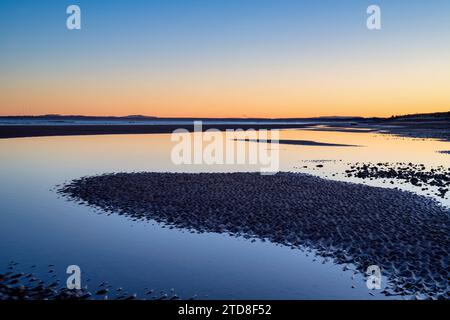 Winteraufgang über Findhorn Beach bei Ebbe. Findhorn, Morayshire, Schottland. Stockfoto