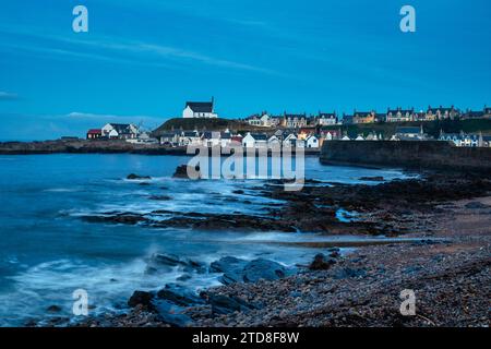 Findochty in der Abenddämmerung im November. Moray, Schottland. Lange Belichtung Stockfoto