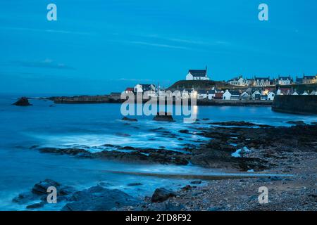 Findochty in der Abenddämmerung im November. Moray, Schottland. Lange Belichtung Stockfoto