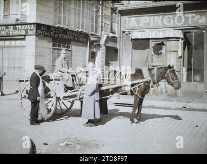 Reims, Marne, Champagne, Frankreich, Verkehr, Kleidung, Tier, Alltag, Erster Weltkrieg, Internationale Beziehungen, Mensch, Tiertransport, Pferd, Militäruniform, Echtes Tier, Wagen, Straßenszene, Rückseite, Haarig, Verbündete, man, Frankreich, Reims, Russisch beim Tanken, Reims, Russie [in Verbindung mit], 01/01/1917 - 31/12/1917, Castelnau, Paul, 1917 - Marne - Fernand Cuville (fotografischer Teil der Armee), Autochrome, Foto, Glas, Autochrome, Foto, positiv Stockfoto