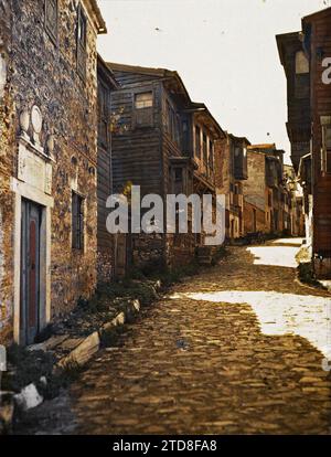 Konstantinopel (heute Istanbul), Türkei Eine Kopfsteinpflasterstraße in Eyüp gesäumt von Stein- oder Stein- und Holzhäusern, Wohnhäusern, Architektur, Wohnhäusern, Nachbarschaft, Türkei, Eyoub, A Street, Istanbul, 09/1912 - 30.09.1912, Passet, Stéphane, Fotograf, 1912 - Turquie - Stéphane Passet - (September), Autochrome, Foto, Glas, Autochrome, Foto, positiv, Vertikal, Format 9 x 12 cm Stockfoto