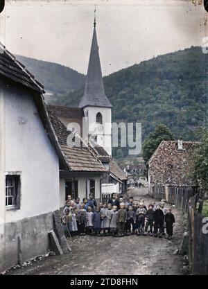 Sewen, Haut-Rhin, Elsass, France Street, Menschen, Wohngebäude, Architektur, Erster Weltkrieg, Kirche, Friedhof, Kind, Gruppenporträt, Wohnung, Vorderseite, Straße, District, Frankreich, Sewen, Rue, Sewen, 06/1917 - 01.06.1917, Castelnau, Paul, 1917 - Elsass - Paul Castelnau (fotografischer Teil der Armee) - (Juni), Autochrome, Foto, Glas, Autochrome, Foto, positiv, Vertikal, Format 9 x 12 cm Stockfoto