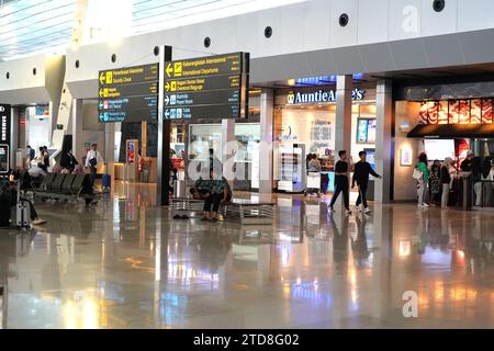 Lage im Terminal 3 des Flughafens Soekarno Hatta neun Tage vor Weihnachten. Stockfoto