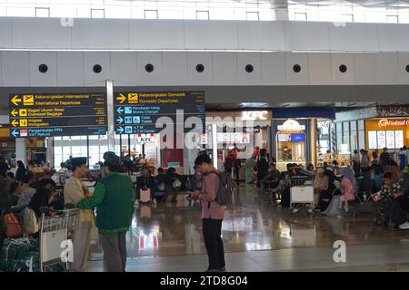Lage im Terminal 3 des Flughafens Soekarno Hatta neun Tage vor Weihnachten. Stockfoto