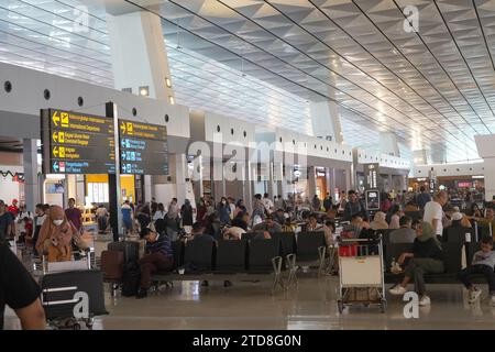 Lage im Terminal 3 des Flughafens Soekarno Hatta neun Tage vor Weihnachten. Stockfoto