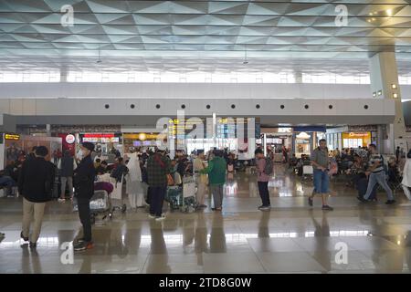 Lage im Terminal 3 des Flughafens Soekarno Hatta neun Tage vor Weihnachten. Stockfoto