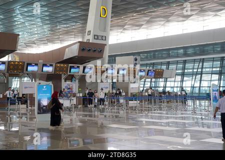 Lage im Terminal 3 des Flughafens Soekarno Hatta neun Tage vor Weihnachten. Stockfoto