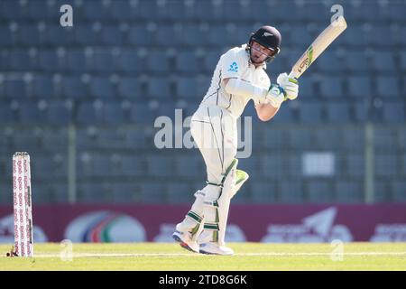 New Zraland Batter Tom Latham Fledermaus während des Bangladesch-New Zealand First Test Day Two First Session im Sylhet International Cricket Stadium in Lakkatura Stockfoto